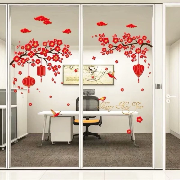 Decal cành đào đỏ được làm từ PVC Vinyl mỏng không phai bạc màu, cho phép bóc ra và dán lại mà không làm hỏng bề mặt. (Ảnh 3)