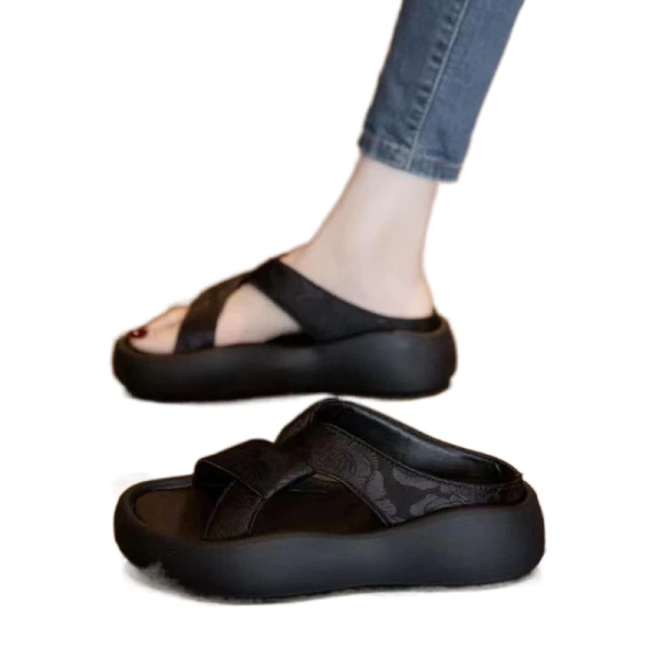 Nếu nghĩ đế dày của sandal mùa hè sẽ luôn giữ chân mát, thực tế trên bãi biển lại có gì bất ngờ? - Ảnh 3