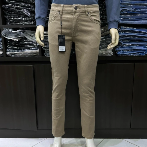 Ngày đầu trải nghiệm jean nam slim fit nâu cho thấy độ co giãn thực tế và ảnh hưởng tới chuyển động trong cả ngày - Ảnh 1