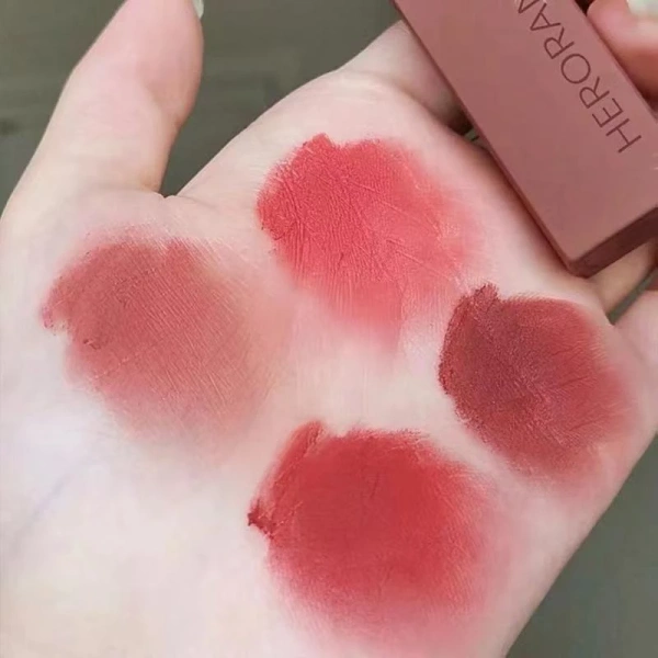 Không phải mọi dịp đều cần son “chống nước”. (Ảnh 3)