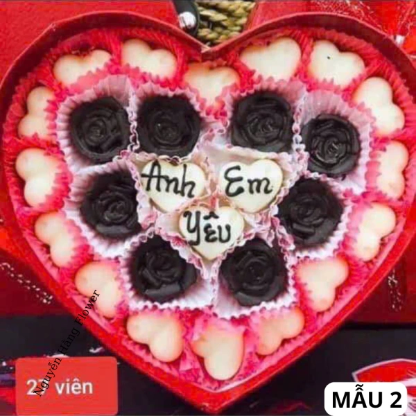 Nhìn vào bảng so sánh, có thể thấy hộp socola Enzi nổi bật ở cả hình dáng trái tim lãng mạn và độ ngọt nhẹ phù hợp cho các cặp đôi muốn “điều độ”. (Ảnh 3)