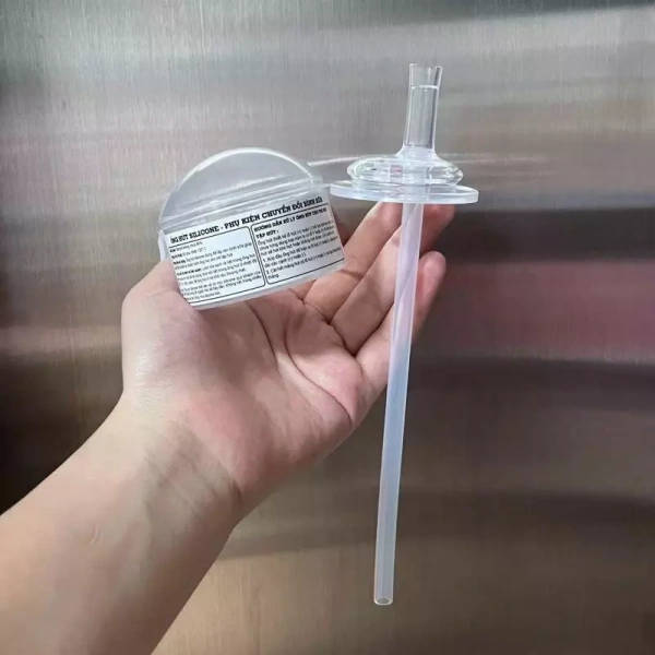 Nhiều bà mẹ cho rằng rửa nhanh bằng nước ấm và khăn sạch đã đủ, nhưng thực tế ống hút silicon cần được ngâm và cọ rửa kỹ để loại bỏ hết cặn bám. (Ảnh 2)