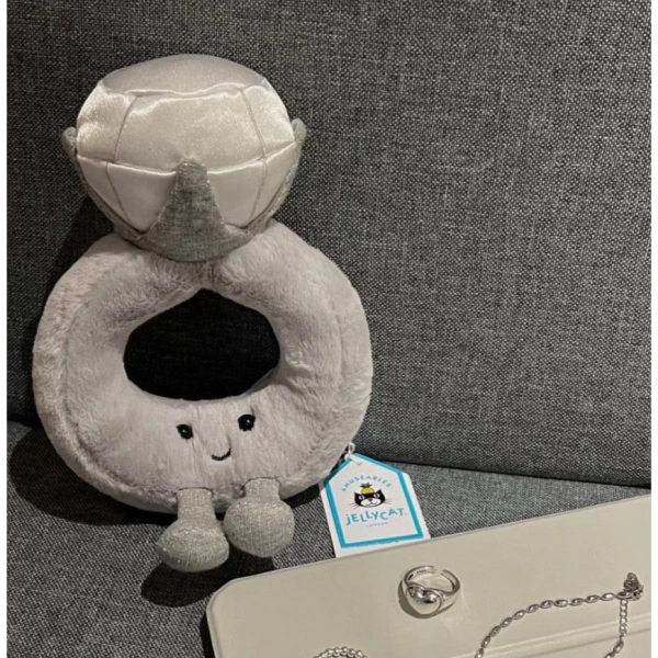 Những chiếc nhẫn bông kim cương thường được mô tả là “điểm nhấn mềm mại giữa cuộc sống bận rộn”. (Ảnh 2)
