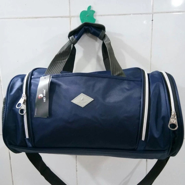Những chiếc túi zip thông thường thường có một không gian mở rộng, khiến người dùng phải gập giày hoặc để giày lên trên các vật dụng khác. (Ảnh 4)