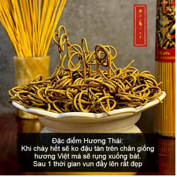 Khi đốt, tàn nhang biến màu xanh thành vàng và cuộn lại thành hình “Đông Hoa Kim Ngọc”. (Ảnh 2) Khi đốt, tàn nhang biến màu xanh thành vàng và cuộn lại thành hình “Đông Hoa Kim Ngọc”. (Ảnh 2)