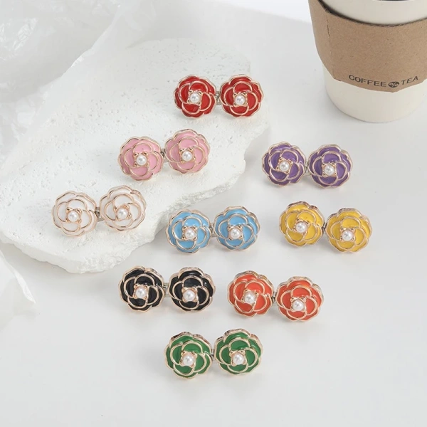 Với hơn một trăm mẫu thiết kế khác nhau, bộ ghim này không chỉ mang lại chức năng “thu nhỏ vòng eo” mà còn biến mỗi bộ trang phục thành một điểm nhấn thời trang. (Ảnh 4) Với hơn một trăm mẫu thiết kế khác nhau, bộ ghim này không chỉ mang lại chức năng “thu nhỏ vòng eo” mà còn biến mỗi bộ trang phục thành một điểm nhấn thời trang. (Ảnh 4)