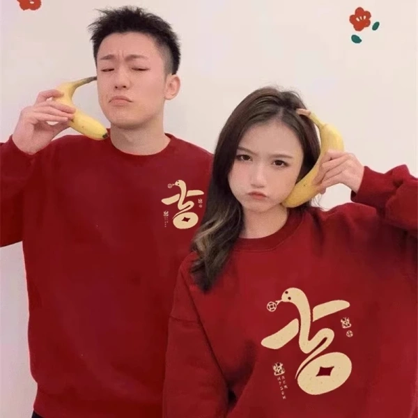Mặc dù áo len truyền thống được làm từ cotton và mềm mại, việc bảo quản đúng cách vẫn rất quan trọng, nhất là khi bạn muốn giữ màu đỏ “đỏ cổ tròn” không bị phai mờ trong suốt thời gian lễ hội. (Ảnh 4) Mặc dù áo len truyền thống được làm từ cotton và mềm mại, việc bảo quản đúng cách vẫn rất quan trọng, nhất là khi bạn muốn giữ màu đỏ “đỏ cổ tròn” không bị phai mờ trong suốt thời gian lễ hội. (Ảnh 4)