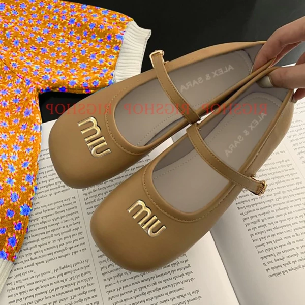 Nhờ vào việc kết hợp khóa Min và đế 3 cm, mỗi chiếc giày không chỉ mang lại cảm giác mềm mại mà còn tôn lên sự năng động, phù hợp với phong cách công sở hay dạo phố cuối tuần. (Ảnh 3)