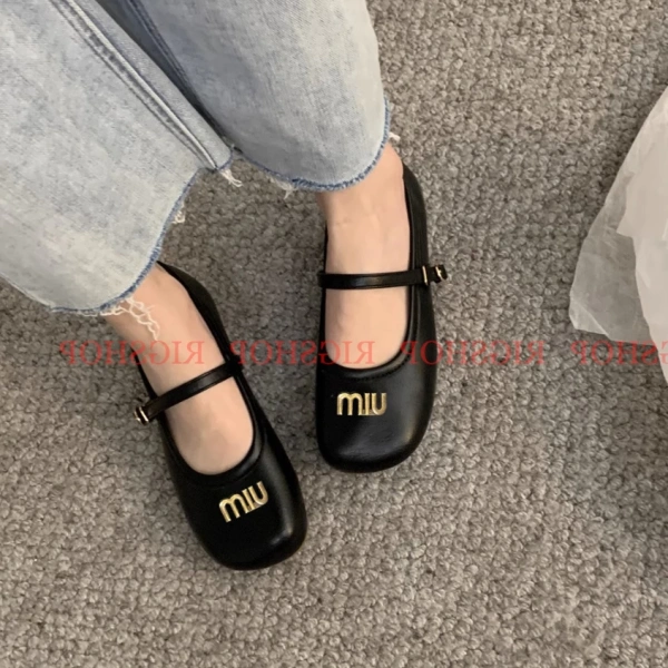 Trên thị trường, có rất nhiều mẫu giày búp bê từ đế thấp, đế cao tới các chất liệu da hoặc vải khác nhau. (Ảnh 4)