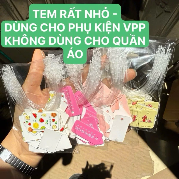 Những bất ngờ khi dùng thẻ mác nhỏ treo phụ kiện: tiện lợi nhưng dễ rơi mất trong lúc dùng. - Ảnh 1 Những bất ngờ khi dùng thẻ mác nhỏ treo phụ kiện: tiện lợi nhưng dễ rơi mất trong lúc dùng. - Ảnh 1