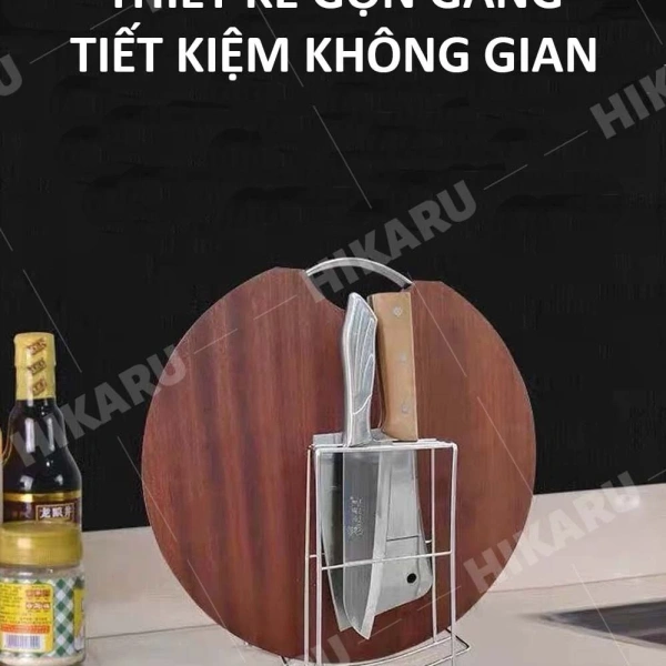 Đặt các con dao thường dùng (dao đầu bếp, dao bánh) ở vị trí dễ chạm nhất trong rãnh, còn các dao ít dùng (dao mổ, dao gọt) có thể để ở mép kệ hoặc trên kệ phụ. (Ảnh 4)