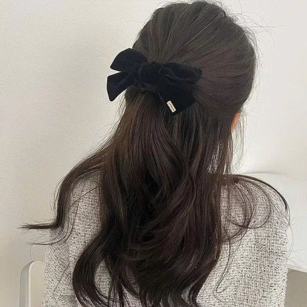Với chất liệu vải cao cấp và quy trình may đo thủ công, dây cột tóc nhung thường có độ bền cao, chịu được việc giặt tay nhẹ nhàng mà không mất form hay màu sắc. (Ảnh 2) Với chất liệu vải cao cấp và quy trình may đo thủ công, dây cột tóc nhung thường có độ bền cao, chịu được việc giặt tay nhẹ nhàng mà không mất form hay màu sắc. (Ảnh 2)