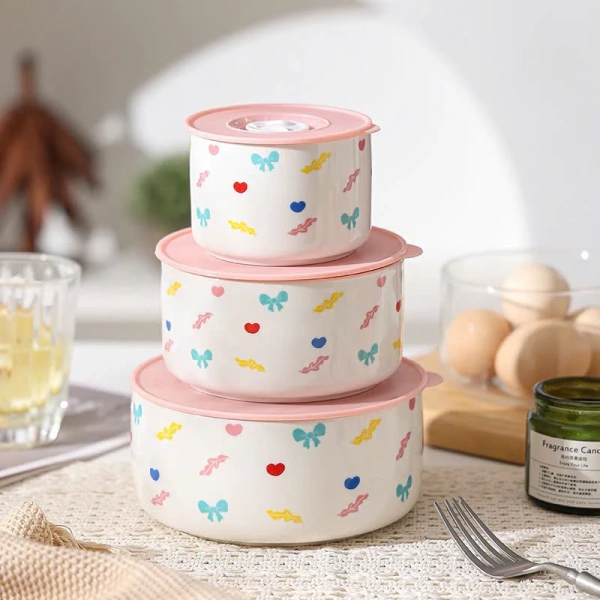 Những hộp sứ thường được chọn vì tính thẩm mỹ cao: màu sứ trắng kết hợp hoa văn hoạt hình khiến bữa trưa trở nên sinh động. (Ảnh 2)