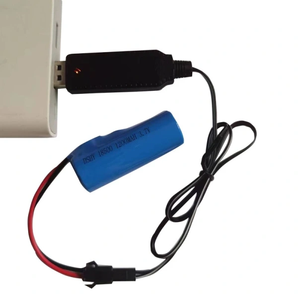 Khi bạn cố gắng sạc đồng thời nhiều pin 14500 hoặc 18650 bằng một dây sạc duy nhất (hoặc một bộ sạc không đủ công suất), điện áp đầu ra sẽ bị “điệu xuống”. (Ảnh 4)