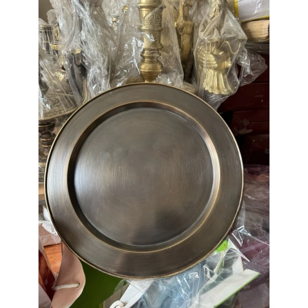 Đối với những chiếc mâm đồng đã qua tay người thợ tài hoa, việc bảo quản đúng cách không chỉ giữ nguyên vẻ đẹp mà còn duy trì giá trị lâu dài. (Ảnh 3) Đối với những chiếc mâm đồng đã qua tay người thợ tài hoa, việc bảo quản đúng cách không chỉ giữ nguyên vẻ đẹp mà còn duy trì giá trị lâu dài. (Ảnh 3)