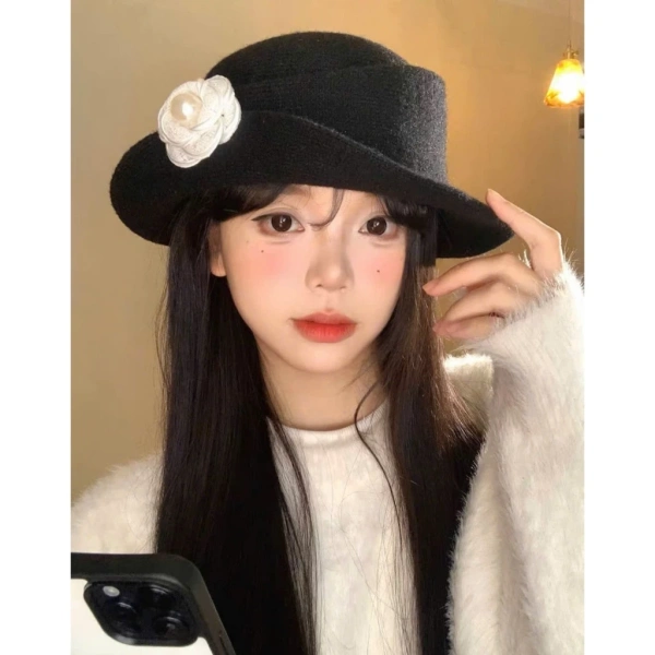 Mũ dạ vintage thường có màu be và đen – hai màu trung tính phù hợp mọi trang phục. (Ảnh 4) Mũ dạ vintage thường có màu be và đen – hai màu trung tính phù hợp mọi trang phục. (Ảnh 4)