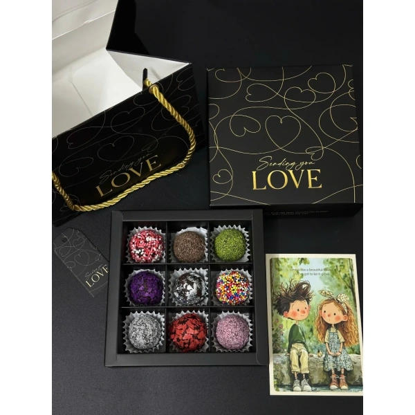 Ở một số hộp socola truffle Valentine, chẳng hạn như Hộp Socola Truffle 9 Viên - 10 Viên Kèm Túi Thiệp của October Gift, có kèm theo túi giấy và thiệp ngẫu nhiên. (Ảnh 2)
