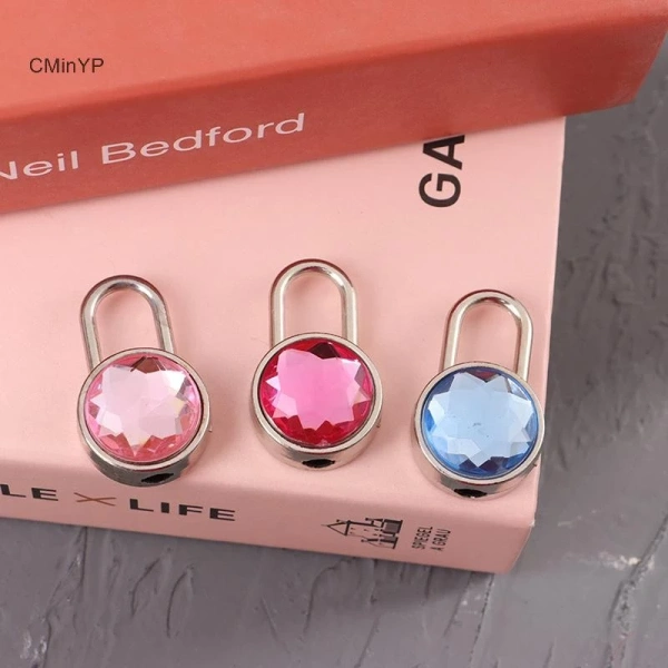 Trong quá trình lựa chọn chốt khóa, người tiêu dùng thường dựa vào những tiêu chí bề ngoài như màu sắc, kiểu dáng hay thương hiệu. (Ảnh 2) Trong quá trình lựa chọn chốt khóa, người tiêu dùng thường dựa vào những tiêu chí bề ngoài như màu sắc, kiểu dáng hay thương hiệu. (Ảnh 2)