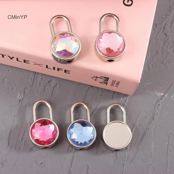 Khóa vòng tròn (còn được gọi là “hình tròn” hoặc “cổ tròn”) là một trong những mẫu phổ biến vì tính thẩm mỹ và khả năng gập lại gọn gàng. (Ảnh 3) Khóa vòng tròn (còn được gọi là “hình tròn” hoặc “cổ tròn”) là một trong những mẫu phổ biến vì tính thẩm mỹ và khả năng gập lại gọn gàng. (Ảnh 3)
