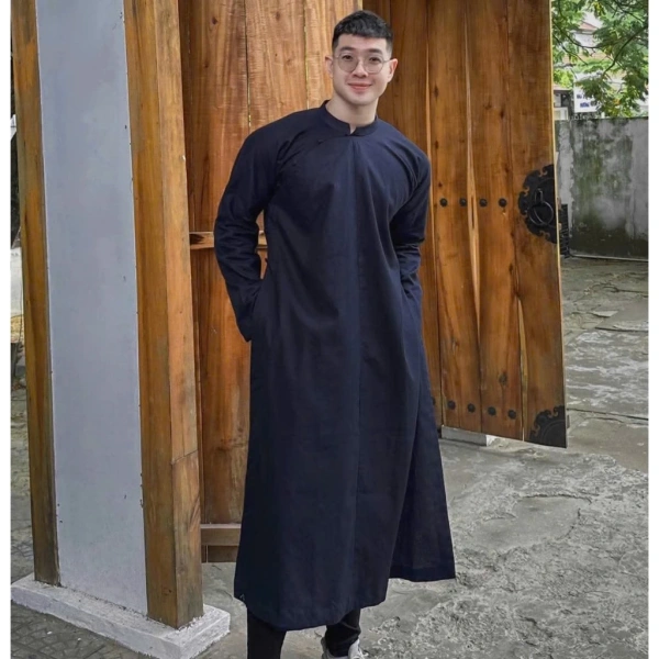 Đối với tiệc Tết, cổ áo và tay áo cũng đóng vai trò quan trọng. (Ảnh 2) Đối với tiệc Tết, cổ áo và tay áo cũng đóng vai trò quan trọng. (Ảnh 2)