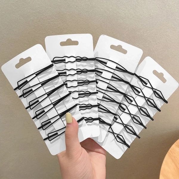 Những chi tiết nhỏ bạn thường bỏ qua khi dùng bộ kẹp tóc đen hình học và lý do chúng ảnh hưởng tới cả ngày - Ảnh 1 Những chi tiết nhỏ bạn thường bỏ qua khi dùng bộ kẹp tóc đen hình học và lý do chúng ảnh hưởng tới cả ngày - Ảnh 1