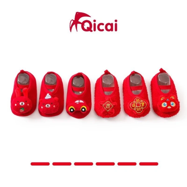 Trong thời gian Tết, bé sẽ mặc giày thường xuyên, từ những buổi lễ gia đình, dạo phố mua bánh chưng, đến các buổi chụp hình. (Ảnh 3) Trong thời gian Tết, bé sẽ mặc giày thường xuyên, từ những buổi lễ gia đình, dạo phố mua bánh chưng, đến các buổi chụp hình. (Ảnh 3)