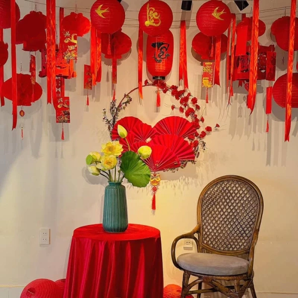 Trong văn hoá người Việt, màu đỏ luôn gắn liền với lời chúc phúc, thịnh vượng và may mắn. (Ảnh 2)