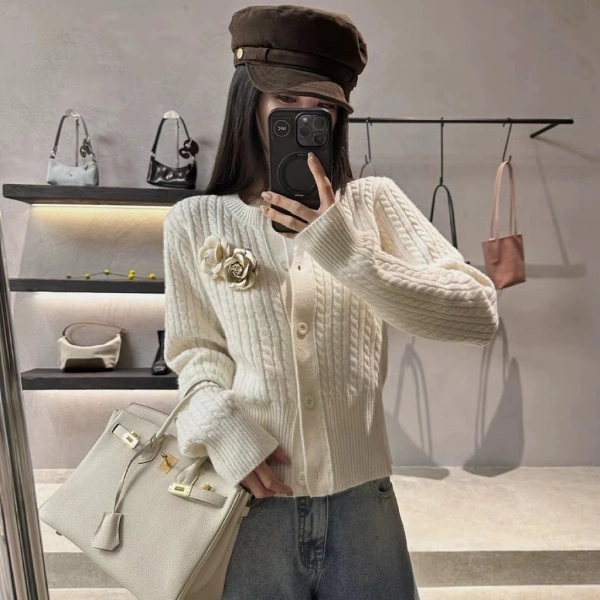Một trâm cài được làm từ kim loại chất lượng cao, như trâm cài áo hoa trà cao cấp được bán trên Lisa accessories, vừa giữ form tốt, vừa ít gây kích ứng cho da nhạy cảm. (Ảnh 2)