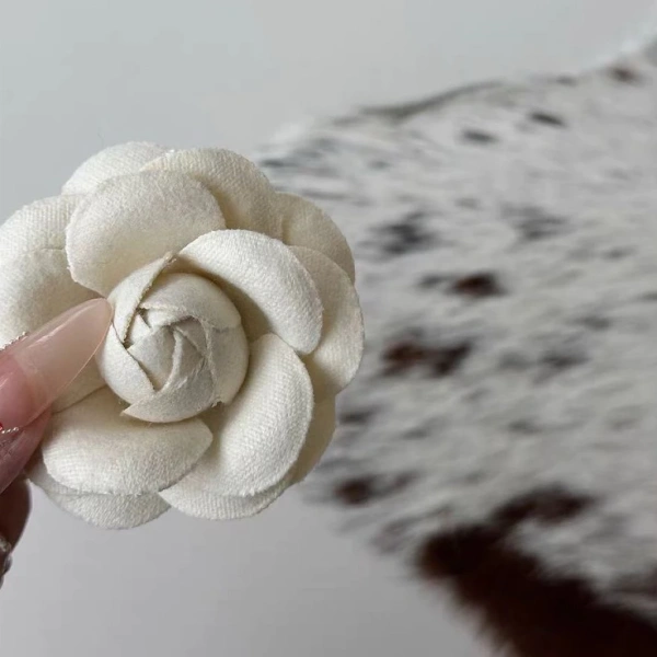 Mồ hôi chứa axit có thể gây ăn mòn kim loại theo thời gian. (Ảnh 4)