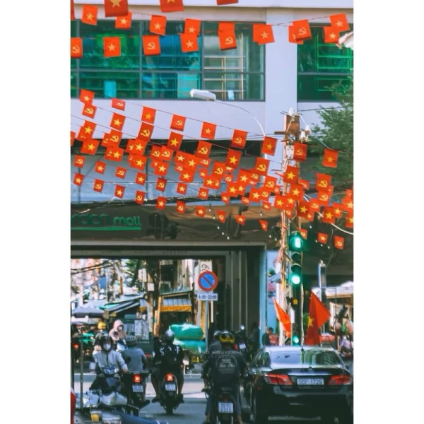 Trong suốt thời gian lễ hội, nếu thời tiết chuyển sang mưa bão, hãy cân nhắc hạ cờ xuống hoặc tăng cường dây hỗ trợ để tránh bị gió mạnh kéo phá. (Ảnh 4) Trong suốt thời gian lễ hội, nếu thời tiết chuyển sang mưa bão, hãy cân nhắc hạ cờ xuống hoặc tăng cường dây hỗ trợ để tránh bị gió mạnh kéo phá. (Ảnh 4)