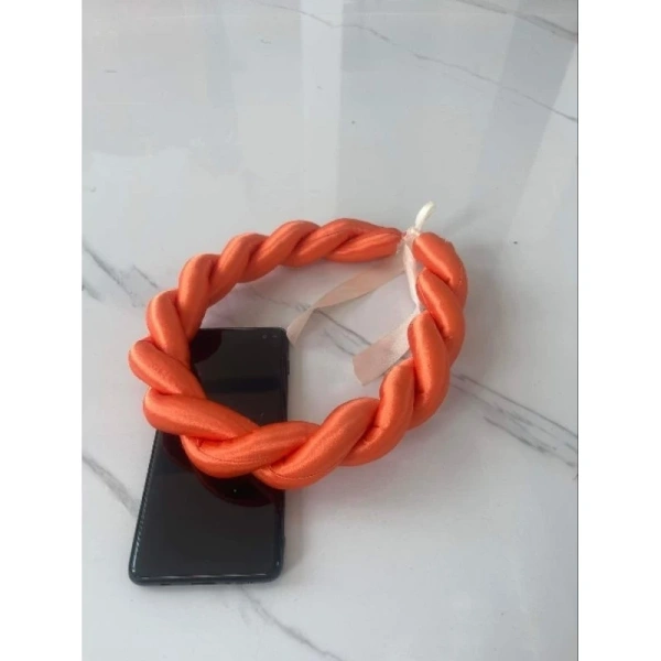 Không ít cô dâu phản ánh rằng một phụ kiện dù đẹp nhưng gây cảm giác “căng” hoặc “bị bó buộc” sẽ ảnh hưởng tới tâm lý và cử chỉ biểu diễn. (Ảnh 4) Không ít cô dâu phản ánh rằng một phụ kiện dù đẹp nhưng gây cảm giác “căng” hoặc “bị bó buộc” sẽ ảnh hưởng tới tâm lý và cử chỉ biểu diễn. (Ảnh 4)