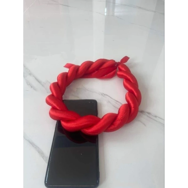 Trong kho đồ phụ kiện, vấn xoắn đôi đội đầu cho cô dâu đang trở thành một “trái tim” không thể bỏ qua. (Ảnh 5) Trong kho đồ phụ kiện, vấn xoắn đôi đội đầu cho cô dâu đang trở thành một “trái tim” không thể bỏ qua. (Ảnh 5)