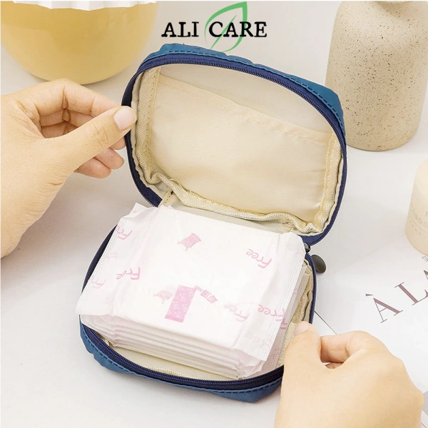 Đối với những vật dụng nhạy cảm như băng vệ sinh hay son môi, ngay cả một lượng nước rất ít cũng đủ làm mất đi độ bám dính, thay đổi màu sắc và gây hỏng. (Ảnh 2)
