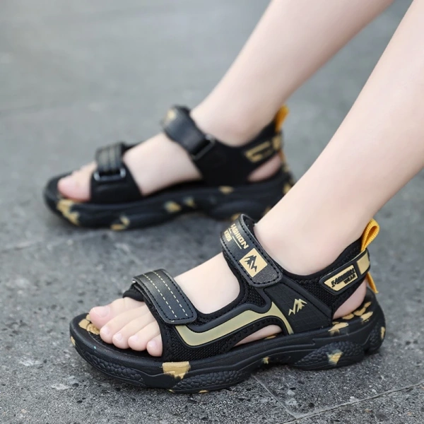 Những lúc bố mẹ tin rằng sandal siêu nhẹ sẽ giữ con an toàn, nhưng độ bám trên sàn lớp 1 lại mang lại bất ngờ. - Ảnh 4