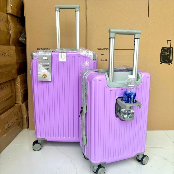 So với vali cứng có bộ khung lưới, các vali dẻo ABS thường thiếu các phụ kiện như túi đựng giày, túi lưới, hay ngăn đựng bình nước. (Ảnh 2) So với vali cứng có bộ khung lưới, các vali dẻo ABS thường thiếu các phụ kiện như túi đựng giày, túi lưới, hay ngăn đựng bình nước. (Ảnh 2)