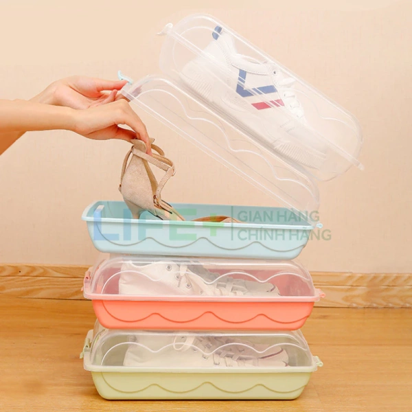 Dù nhựa trong suốt giúp chúng ta “ngắm” giày mà không mở hộp, nhưng ánh sáng mặt trời chiếu thẳng qua hộp cũng truyền tới giày. (Ảnh 2)