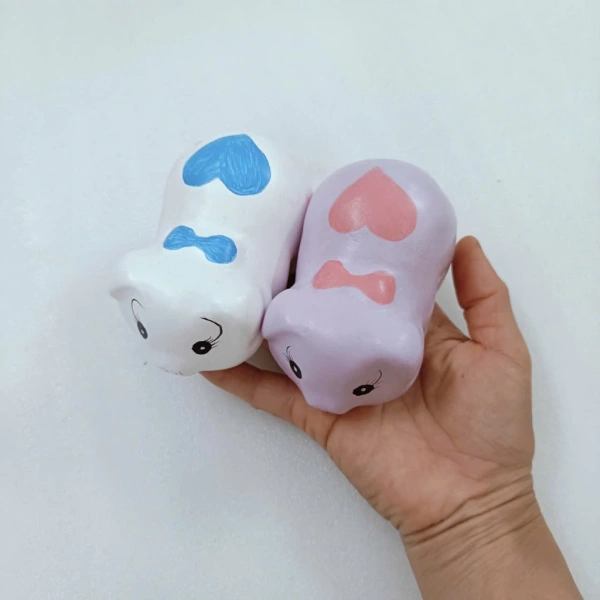 Khi đặt đồng tiền hoặc tờ tiền vào bên trong những chiếc heo mini, chất liệu gốm sứ cao cấp sẽ chịu áp lực liên tục mỗi lần di chuyển. (Ảnh 2) Khi đặt đồng tiền hoặc tờ tiền vào bên trong những chiếc heo mini, chất liệu gốm sứ cao cấp sẽ chịu áp lực liên tục mỗi lần di chuyển. (Ảnh 2)