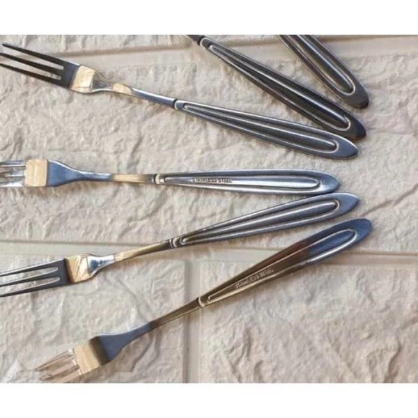Với thiết kế đơn giản nhưng vẫn giữ được vẻ sang trọng, Set 12 nĩa inox mini gồm 12 chiếc, mỗi chiếc có độ dài 13,5 cm, độ rộng 1,2 cm và độ dày 0,25 cm. (Ảnh 4)