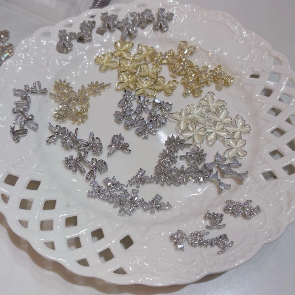 Để kiểm chứng khả năng bền bỉ của nơ mạ điện, chúng ta có thể dựa trên những phản hồi thực tế từ các thợ nail chuyên nghiệp và những người dùng bình thường. (Ảnh 2) Để kiểm chứng khả năng bền bỉ của nơ mạ điện, chúng ta có thể dựa trên những phản hồi thực tế từ các thợ nail chuyên nghiệp và những người dùng bình thường. (Ảnh 2)