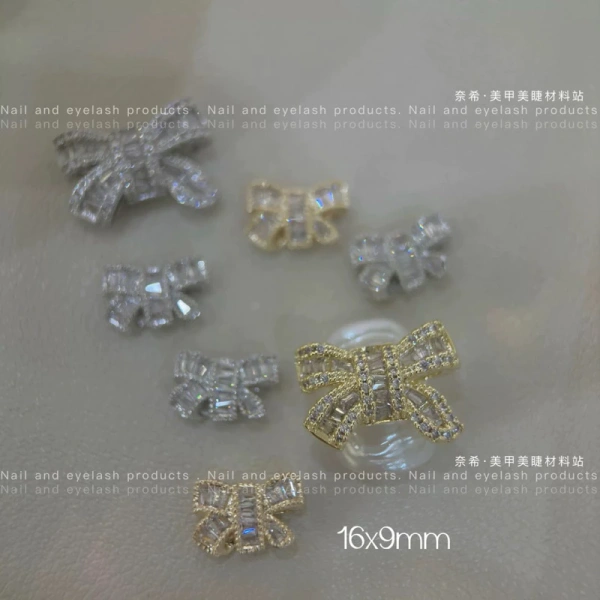 Những mẫu nail đang “thịnh hành” hiện tại thường đòi hỏi các phụ kiện lấp lánh nhưng không kém phần bền bỉ. (Ảnh 5) Những mẫu nail đang “thịnh hành” hiện tại thường đòi hỏi các phụ kiện lấp lánh nhưng không kém phần bền bỉ. (Ảnh 5)
