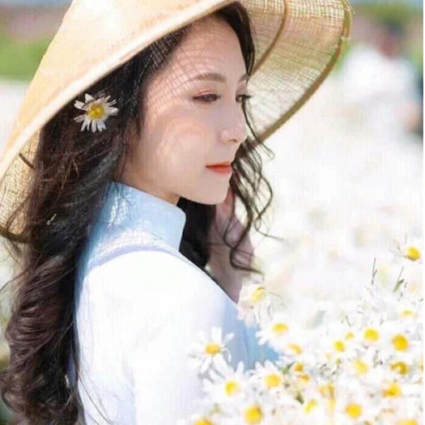 Hiểu rõ các yếu tố trên sẽ giúp bạn điều chỉnh cách sử dụng nón lá sao cho vừa đạt hiệu ứng thẩm mỹ mà không phá vỡ sự hài hòa của bức ảnh. (Ảnh 2)