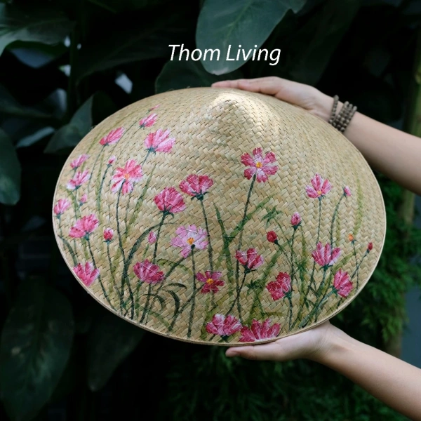 Một yếu tố không kém phần quan trọng là cách người mặc điều chỉnh nón trên đầu. (Ảnh 2)