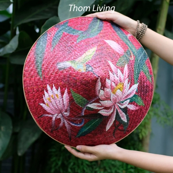 Hiện nay, một số thương hiệu thời trang truyền thống đã giới thiệu nón nhựa trong suốt để tạo cảm giác nhẹ như “không có nón”. (Ảnh 4)