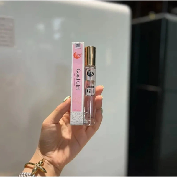 Độ bền hương không chỉ phụ thuộc vào công thức mà còn chịu ảnh hưởng mạnh mẽ từ môi trường và cách dùng của người sử dụng. (Ảnh 2) Độ bền hương không chỉ phụ thuộc vào công thức mà còn chịu ảnh hưởng mạnh mẽ từ môi trường và cách dùng của người sử dụng. (Ảnh 2)