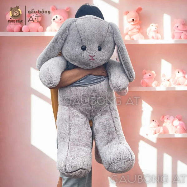 Ngay khi đặt tay lên lớp lông dày, mịn màng của gấu bông thỏ, cảm giác êm ái lan tỏa khắp bàn tay, khiến cho căng thẳng của một ngày dài dường như tan biến. (Ảnh 2)