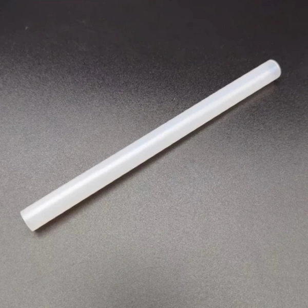 Ống hút silicone gắn vào bình nước dung tích lớn thật chắc nhưng lại để lại vết ướt mỗi khi lắc. - Ảnh 5