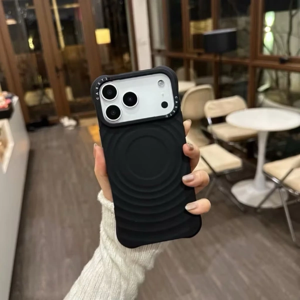 Ở góc nhìn thẩm mỹ, một ốp lưng trơn thường có màu cơ bản như đen, trắng, xám hoặc nude. (Ảnh 3)