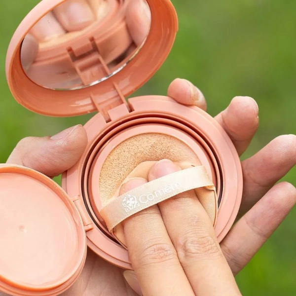 Qua bảng trên, Phấn Nước Cushion Thủy Tinh Cỏ Mềm nổi bật nhờ hỗn hợp dưỡng ẩm phong phú và khả năng bảo vệ da bằng SPF 35, giúp duy trì độ bám tốt hơn trong môi trường nhiệt đới và ẩm ướt. (Ảnh 4)