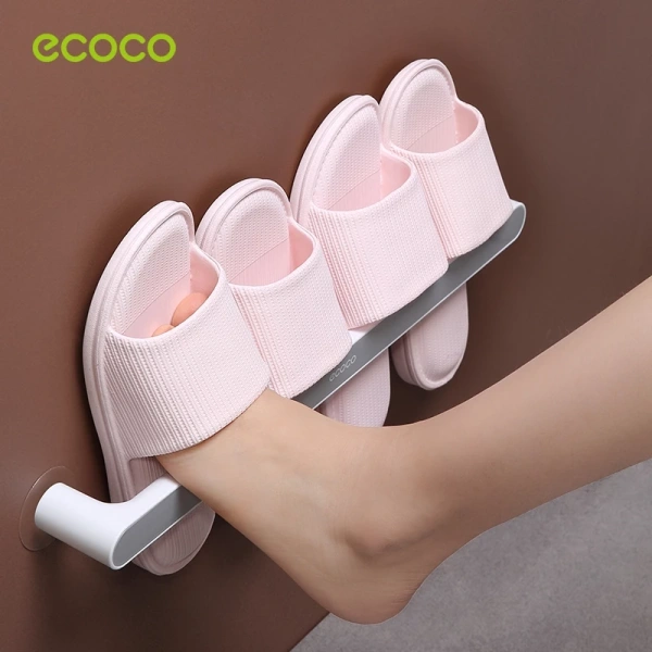 Chị Lan, sinh sống tại Hà Nội, chia sẻ: “Phòng tắm chỉ có 1.2 m², trước đây chúng tôi luôn có vấn đề giày dép rơi khắp sàn sau mỗi lần tắm. (Ảnh 5) Chị Lan, sinh sống tại Hà Nội, chia sẻ: “Phòng tắm chỉ có 1.2 m², trước đây chúng tôi luôn có vấn đề giày dép rơi khắp sàn sau mỗi lần tắm. (Ảnh 5)