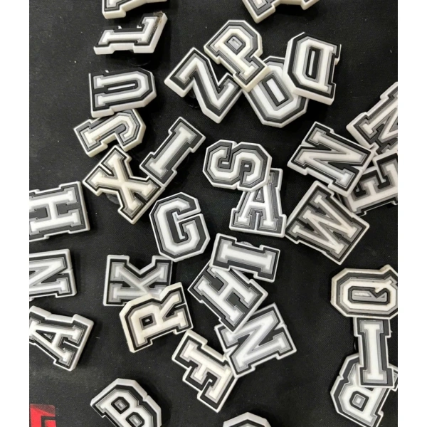 Thị trường hiện nay cung cấp đa dạng các loại charm, mỗi loại mang những ưu, nhược điểm riêng. (Ảnh 3)